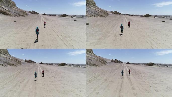 两名女子越野跑运动员在沙漠中越野跑