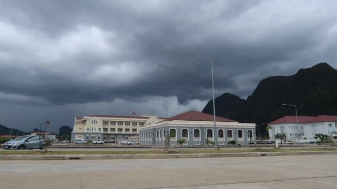 泰国攀牙府政府中心大楼上空的可怕黑暗暴风云