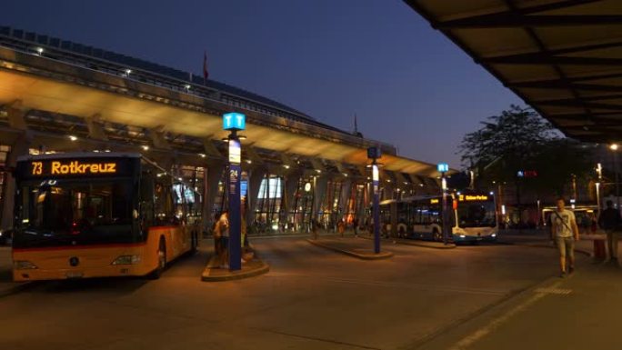 黄昏时间卢塞恩市火车站拥挤的交通广场全景4k瑞士