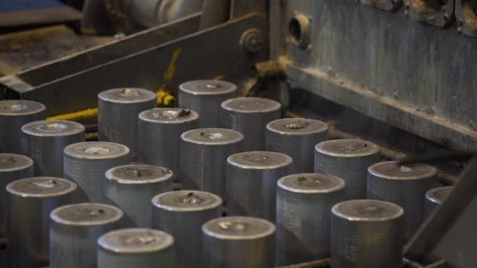现代工厂熔化后形成铝柱的特写。生产铝金属型材，通常用作建筑和制造材料。
