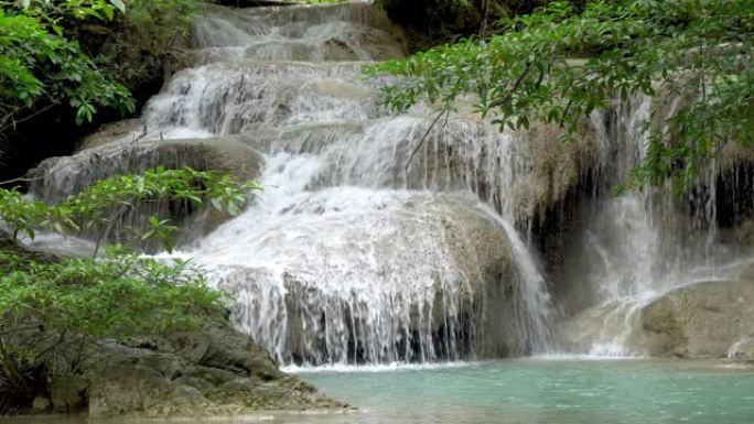 国家公园的四面湾瀑布一级，泰国北碧府著名的旅游胜地。