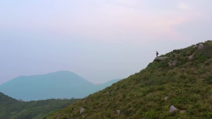 徒步旅行者独自站在悬崖上。香港清水湾郊野公园