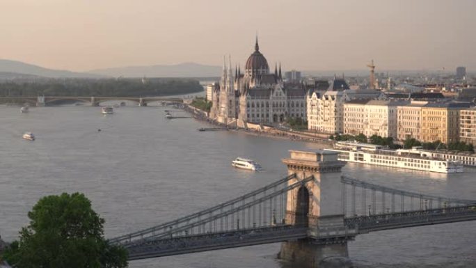 日落时在布达佩斯的链桥和匈牙利议会的关闭