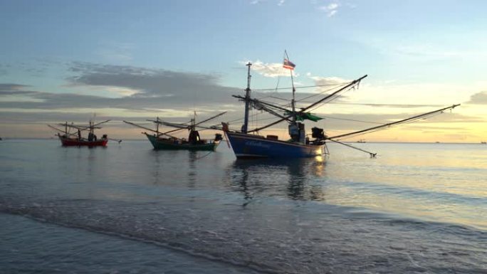 太阳升起在热带海面上，在美丽的沙滩上，华欣，泰国，2020年6月3日。
