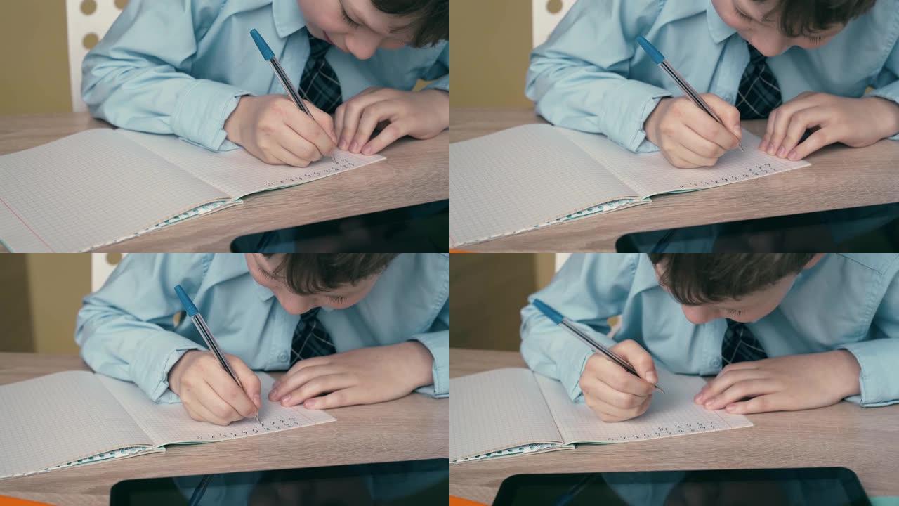 Ext CU，跟踪: 小学生做作业，在笔记本上写一支笔，桌子上是平板电脑。