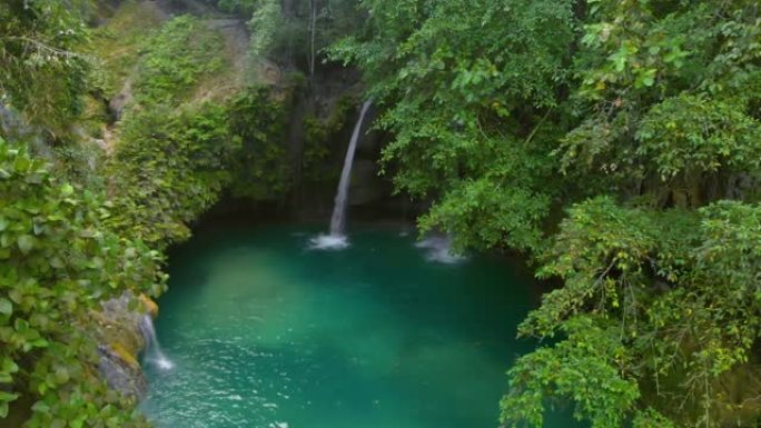菲律宾被绿色自然包围的热带瀑布Kawasan瀑布的鸟瞰图