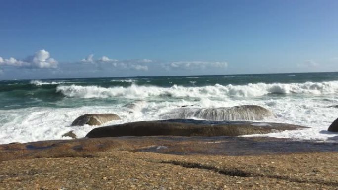 海浪坠入南非桑迪湾附近的海岸线，大西洋