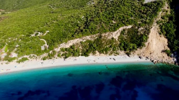 航空。顶视图。美丽的夏日海景。希腊埃维亚岛的岩石海滩。碧绿的海湾，悬崖脚下的蓝色水，在群山之间