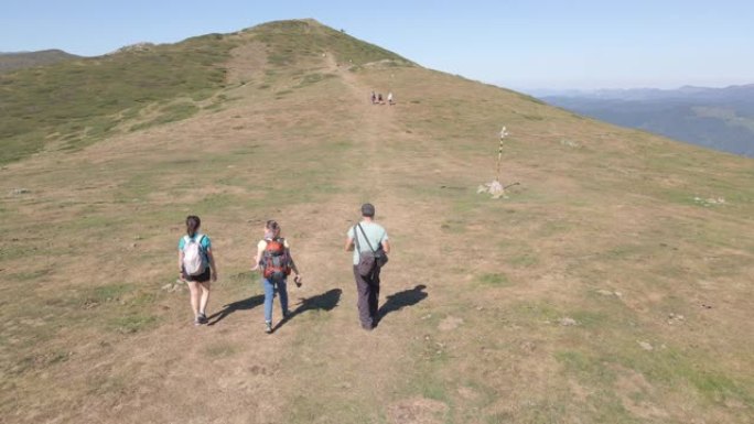 回归自然。在新型冠状病毒肺炎大流行期间，一群在高山上徒步旅行的游客的鸟瞰图。在阳光明媚的日子里享受户