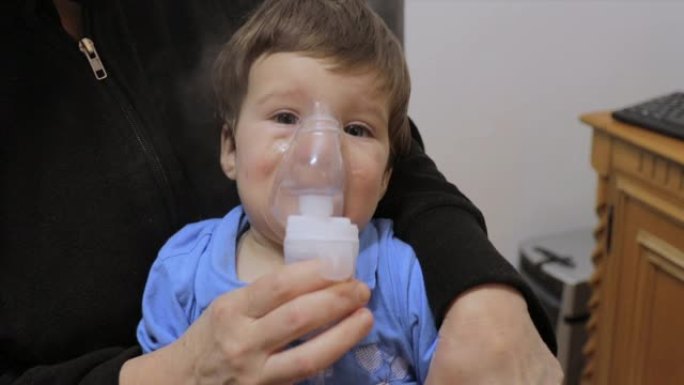 小男孩在家中使用雾化器进行吸入治疗
