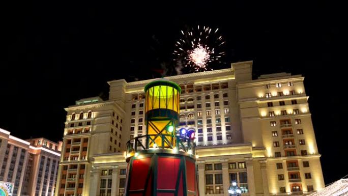 圣诞节和新年假期的烟火照明和晚上的四季酒店。莫斯科。俄罗斯