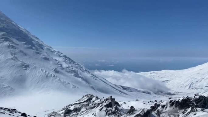 海拔3900米的白雪覆盖的假面火山及其周围的鸟瞰图