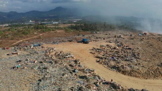 垃圾填埋场露天焚烧垃圾的4k航拍画面。沙巴卡尤马当亚庇垃圾场垃圾、塑料、玻璃和其他垃圾场