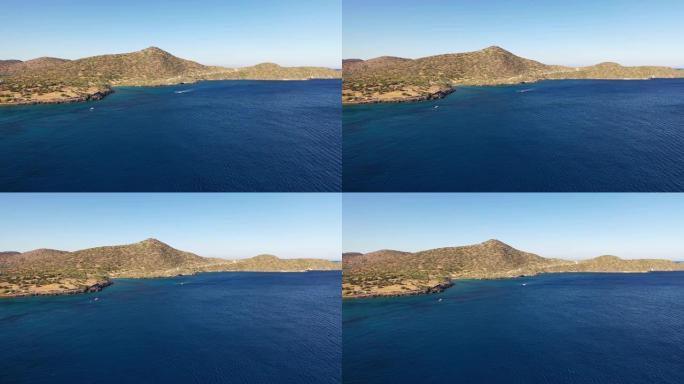 在深蓝色的海洋中飞驰的摩托艇的鸟瞰图。希腊克里特岛斯宾纳隆加岛