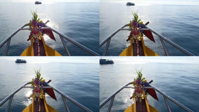 带有护身符的渔船进入港口。带有泰国宗教护身符的明亮船漂浮在泰国高陶天堂岛上的潜水胜地港口。