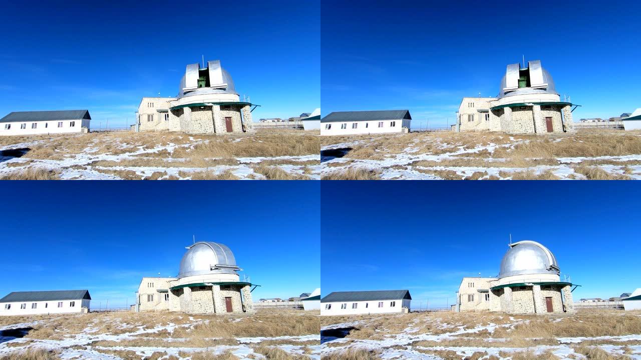 太阳天文台的延时。冬季白天日冕天文望远镜穹顶的旋转