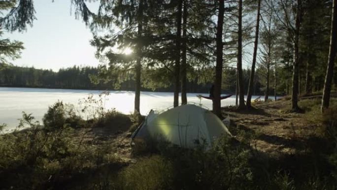 在一个美好的冬日，湖边的帐篷
