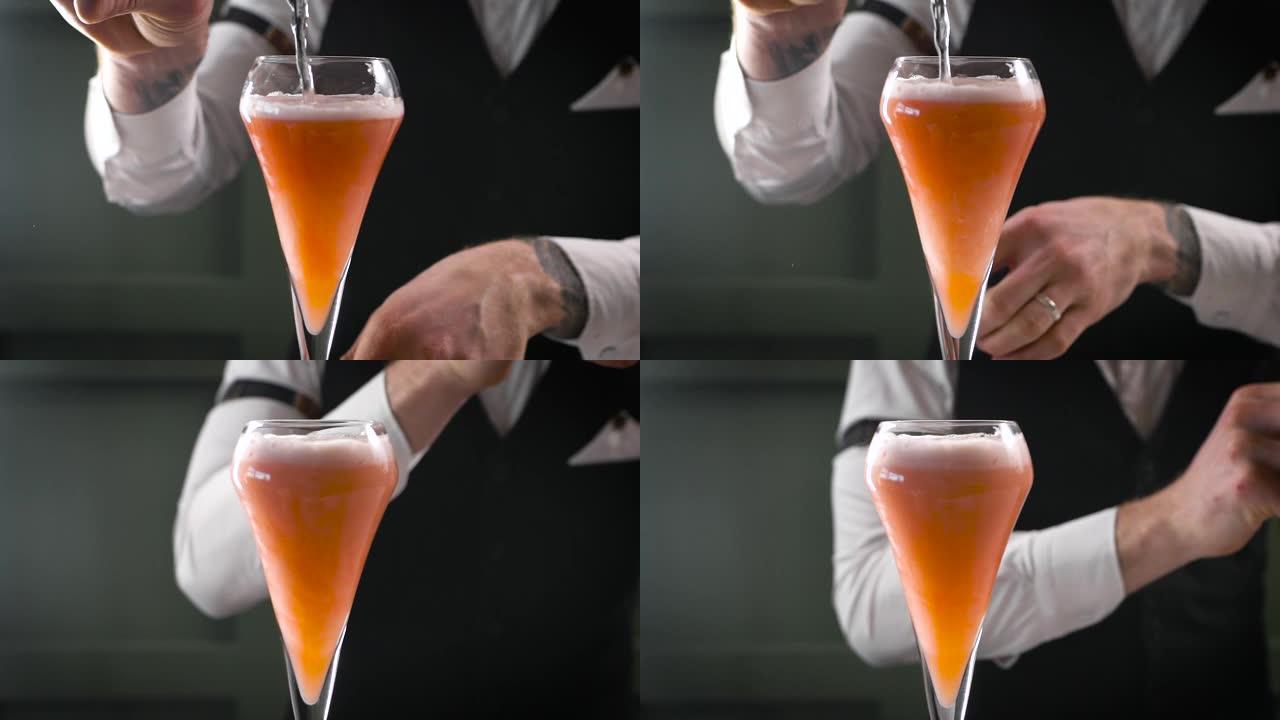 夜间酒吧的特写镜头。酒保将成品鸡尾酒倒入玻璃杯中。美丽的饮料供应在行业中很重要