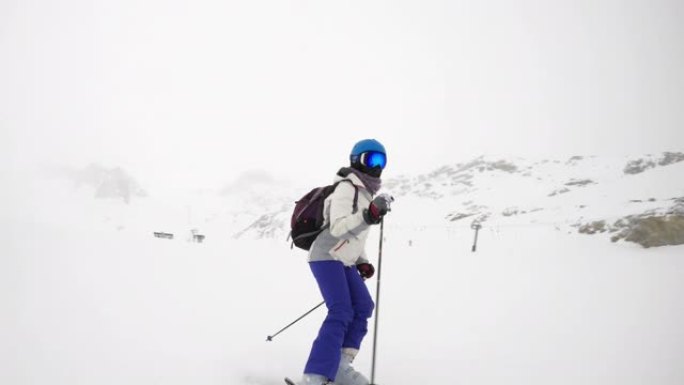 女人在阿尔卑斯山的冰川上滑雪