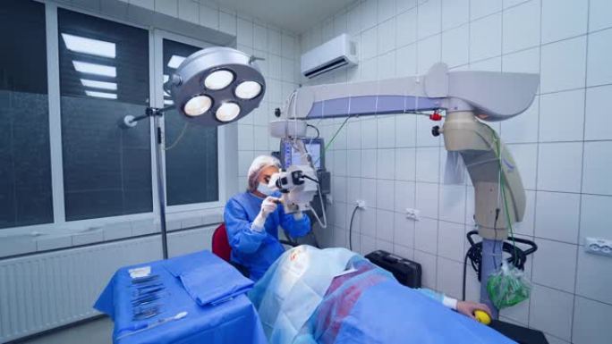 女性眼科医生为眼睛手术准备显微镜