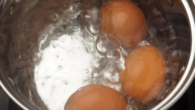 三个煮鸡蛋在沸水中