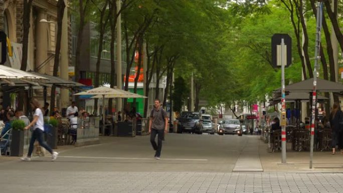 维也纳市中心夏日著名拥挤购物街慢动作全景4k奥地利