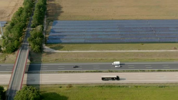 高速公路旁带有太阳能电池板的广阔视野的空中全景
