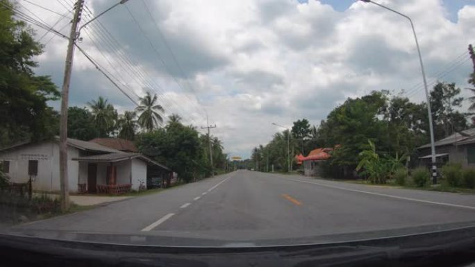 汽车行驶时乡村道路的前视图