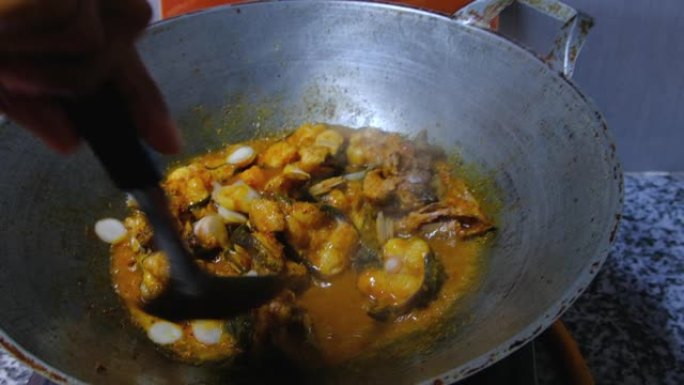 麻辣黄酱炒鱼，用于街头小吃和家庭烹饪