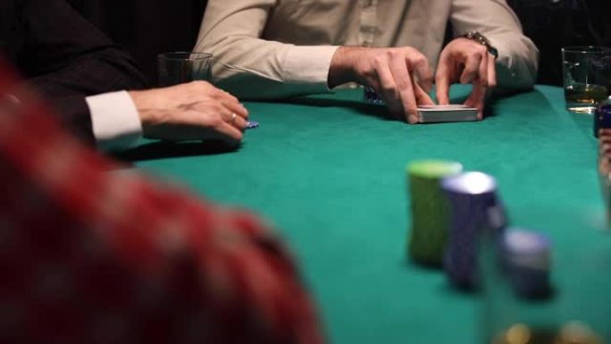 扑克游戏中熟练的庄家洗牌和交易牌