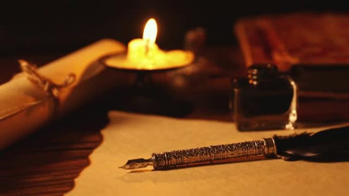 烛光下旧羊皮纸上的复古羽毛笔和墨水瓶