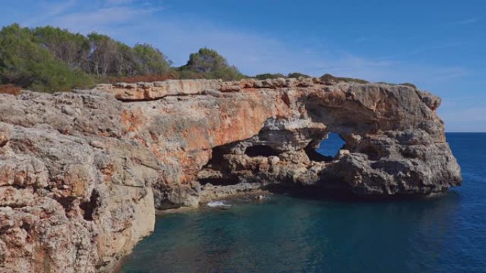 西班牙马略卡岛西班牙巴利阿里岛Cala Sa Nau附近有岩石洞 “Es punt á s” 的半岛