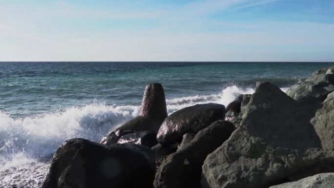 岩石海岸上的波浪。慢动作