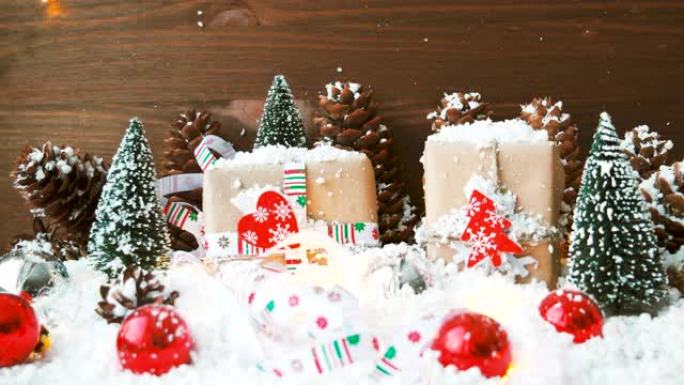 圣诞节和新年的背景，包括装饰品，雪，枞树，礼物和灯光。