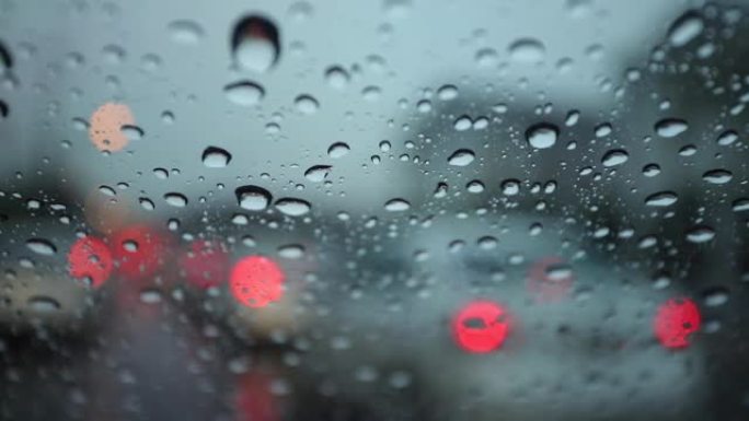 从车内看汽车挡风玻璃上雨水的水滴。