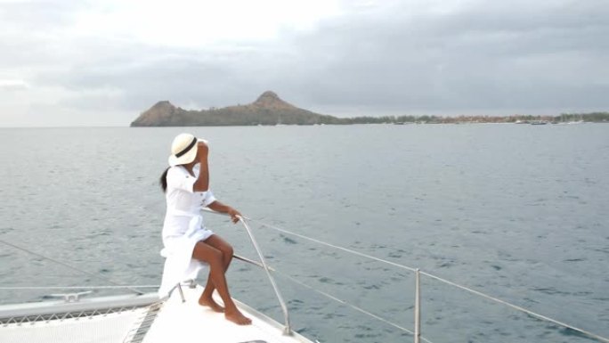 在圣卢西亚加勒比海的帆船上穿着衣服和帽子的女人