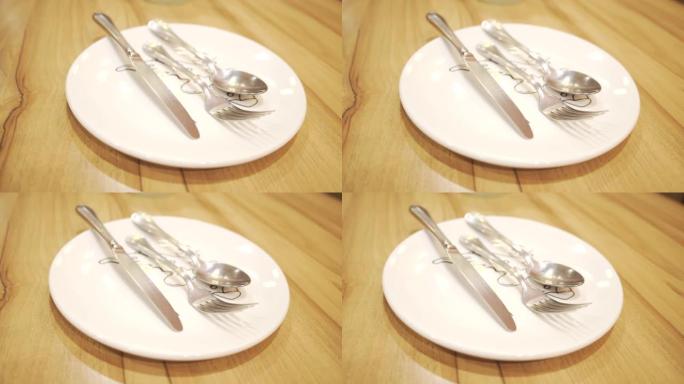 白色盘子和餐具