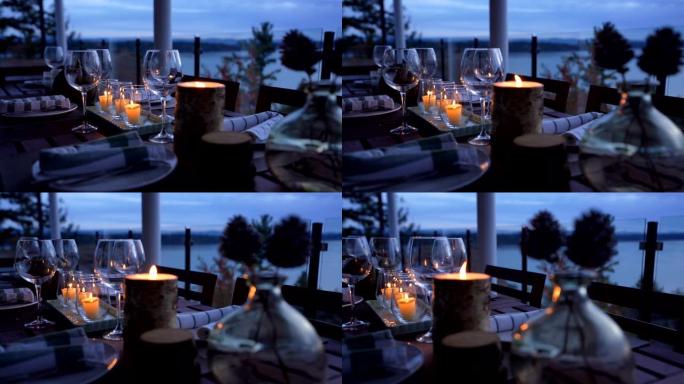 日落时浪漫的海滨餐厅