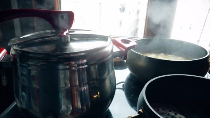 烤箱上的锅碗瓢盆，在厨房里做饭