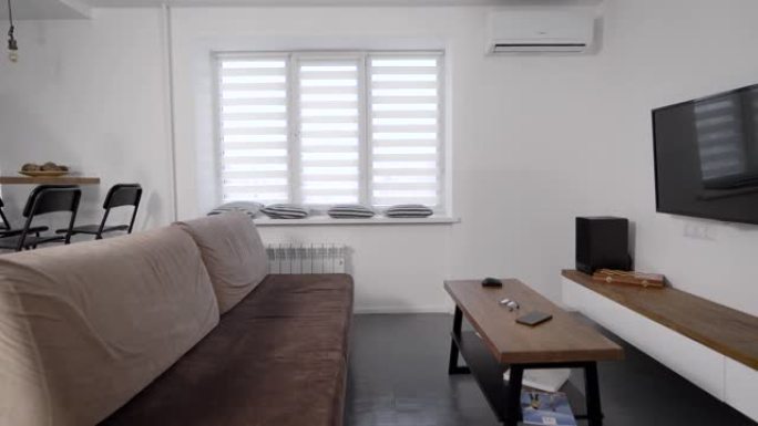 小型舒适公寓内部的北欧风格，带休息区的客厅移动景观