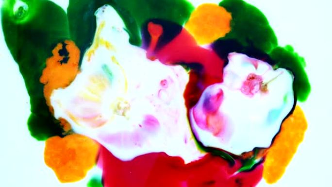 滴下洗碗液后，牛奶中的颜色分布之美，抽象的垃圾艺术水墨涂料传播背景。