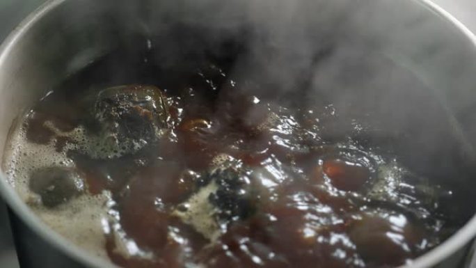 顶视图新鲜甜菜在沸水锅中烹饪慢动作。在4k红色相机上近距离拍摄