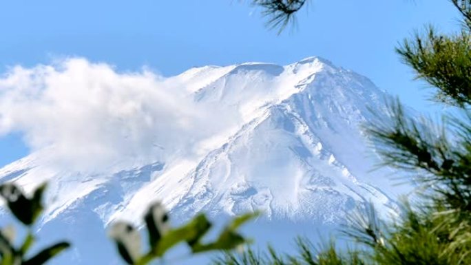 日本富士白雪山尖的近距离观察