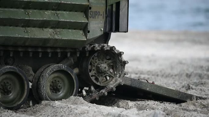 军事演习中，两栖陆军坦克在沙滩上的毛毛虫