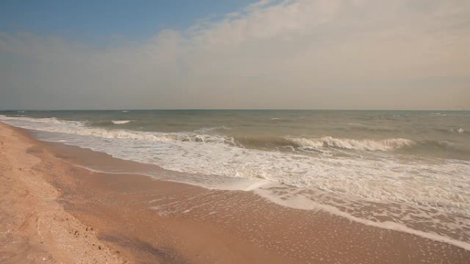 海面上的小浪，平静的海面，干净的沙滩和小浪