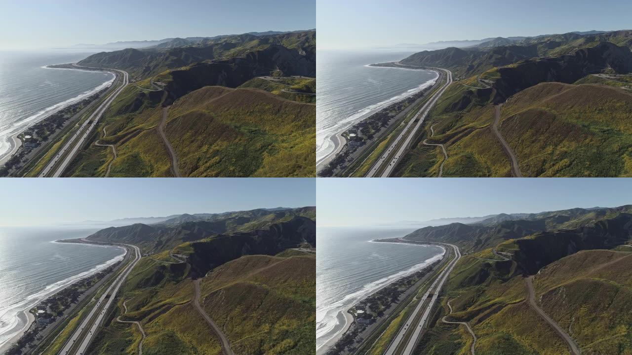 风景秀丽的文图拉高速公路上的交通101沿着太平洋海岸附近的艾玛伍德州立海滩和索利马尔，加利福尼亚州，