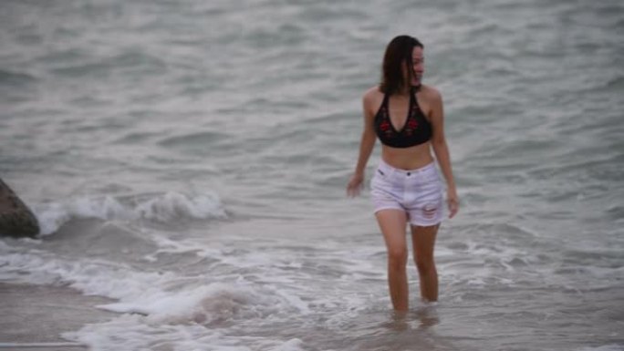 女人在海里泼水玩得开心