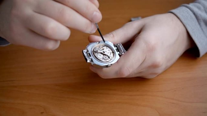 钟表匠hands组装了老式手表