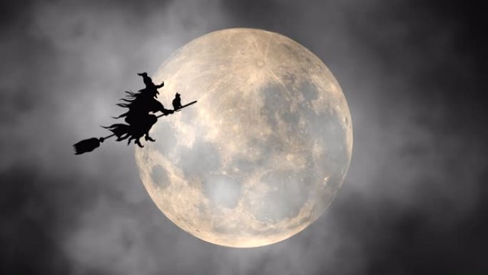 雾蒙蒙的万圣节之夜，一个女巫在月光下的扫帚上飞翔