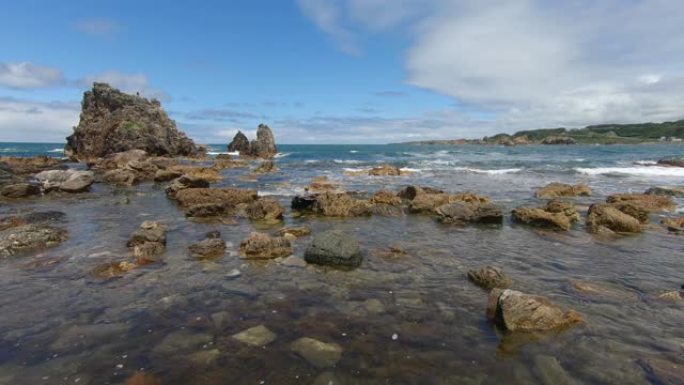 海浪撞击在岩石海滩上